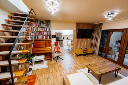 Livingul, scara și biblioteca