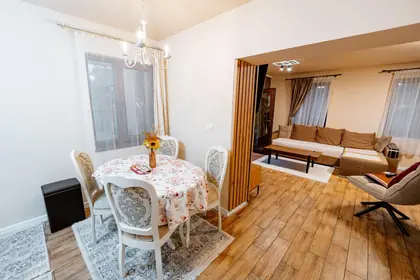 Masa, cu livingul alături